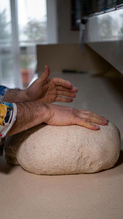 Pizzaiolo durante la stesura dell'impasto